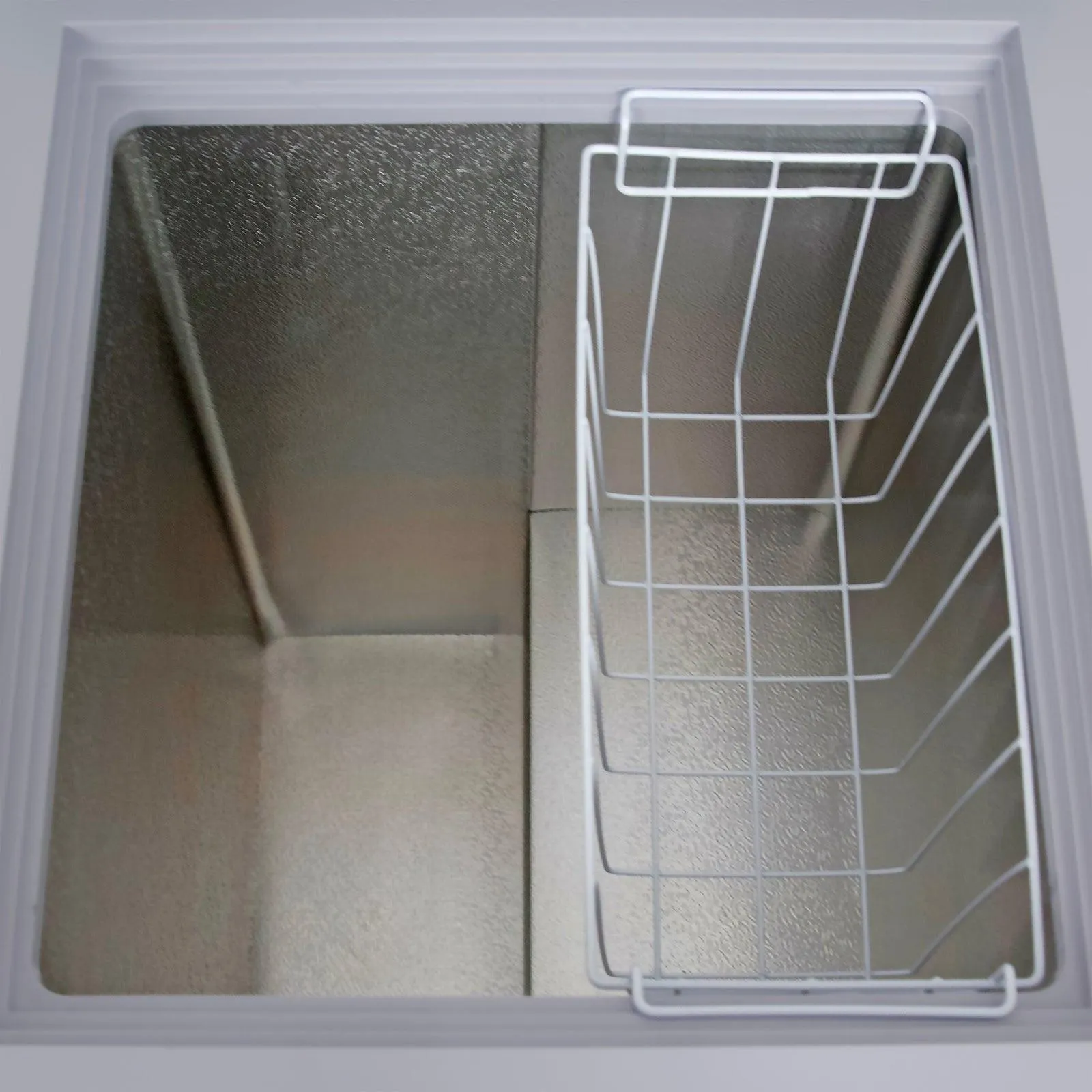 Avanti CF35F2G Avanti Garage Ready Chest Freezer - Platinum / 3.5 Cu. Ft.