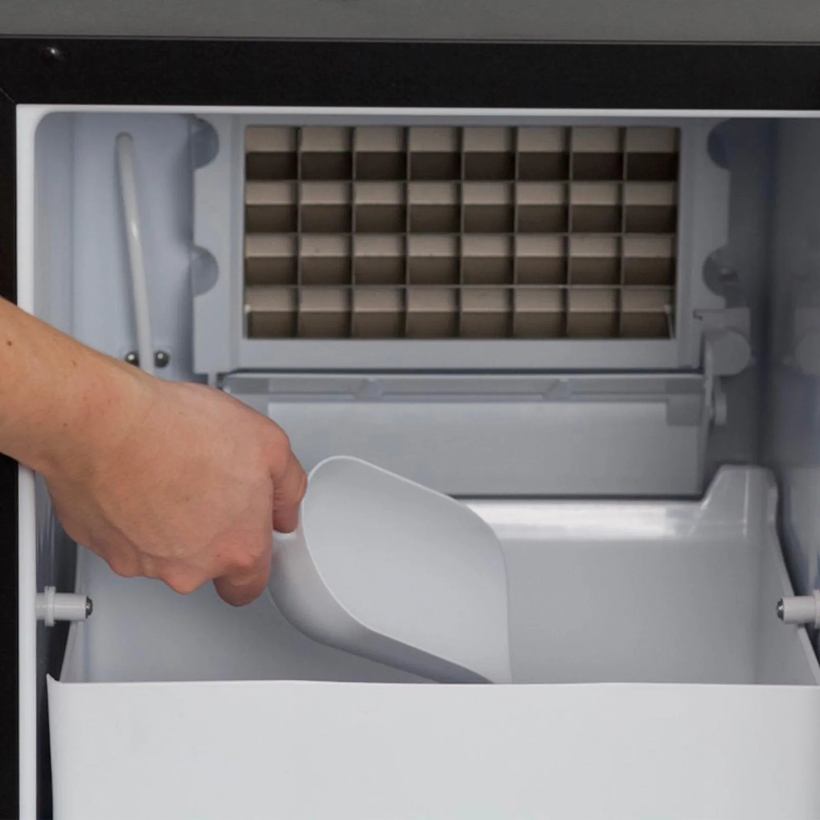 Avanti IME49U3SIS Avanti Elite Built-In Or Freestanding Ice Maker. 15 - Stainless Steel / 49 Lbs