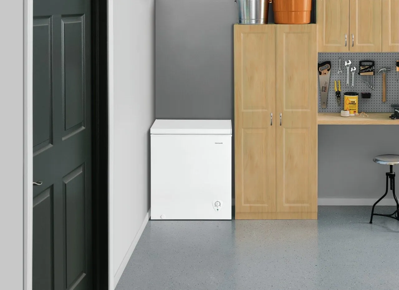 Frigidaire FFFC05M2UW Frigidaire 5 Cu. Ft. Chest Freezer